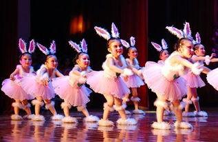 《宝贝宝贝》舞蹈视频,萌动童趣，舞动青春风采