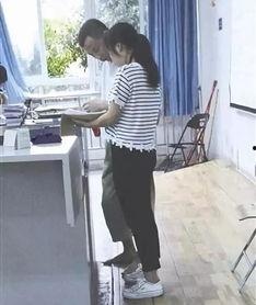 老师上课挑鞋视频,老师现场挑选鞋款，揭秘时尚与实用的完美结合